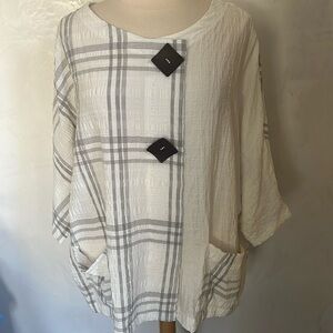 Moonlight Y&S White & Black Dolman short sleeve Top w/funky oversized buttons